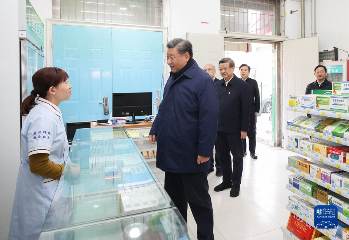 11月10日，中共中央總書記、國(guó)家主席、中央軍委主席習(xí)近平在北京、河北考察災(zāi)后恢復(fù)重建工作。這是10日下午，習(xí)近平在河北保定涿州市雙塔街道永濟(jì)秀園小區(qū)門口藥店，了解經(jīng)營(yíng)恢復(fù)情況。新華社記者 王曄 攝