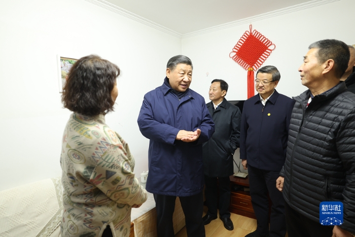 11月10日，中共中央總書記、國(guó)家主席、中央軍委主席習(xí)近平在北京、河北考察災(zāi)后恢復(fù)重建工作。這是10日下午，習(xí)近平在河北保定涿州市雙塔街道永濟(jì)秀園小區(qū)居民董彩英家看望慰問。新華社記者 鞠鵬 攝