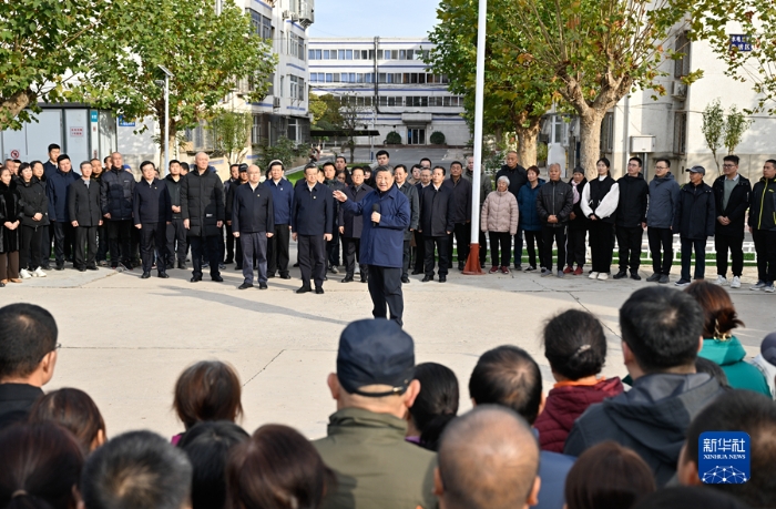 11月10日，中共中央總書記、國(guó)家主席、中央軍委主席習(xí)近平在北京、河北考察災(zāi)后恢復(fù)重建工作。這是10日下午，習(xí)近平在河北保定涿州市雙塔街道永濟(jì)秀園小區(qū)考察時(shí)，同小區(qū)居民們親切交流。新華社記者 殷博古 攝