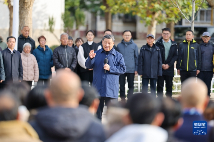 11月10日，中共中央總書記、國(guó)家主席、中央軍委主席習(xí)近平在北京、河北考察災(zāi)后恢復(fù)重建工作。這是10日下午，習(xí)近平在河北保定涿州市雙塔街道永濟(jì)秀園小區(qū)考察時(shí)，同小區(qū)居民們親切交流。新華社發(fā)（盛佳鵬攝）