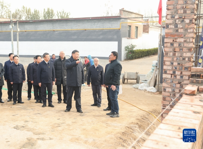 11月10日，中共中央總書記、國(guó)家主席、中央軍委主席習(xí)近平在北京、河北考察災(zāi)后恢復(fù)重建工作。這是10日下午，習(xí)近平在河北保定涿州市刁窩鎮(zhèn)萬全莊村房屋重建施工現(xiàn)場(chǎng)考察。新華社記者 鞠鵬 攝