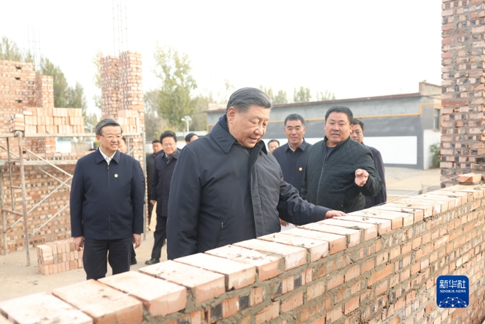 11月10日，中共中央總書記、國(guó)家主席、中央軍委主席習(xí)近平在北京、河北考察災(zāi)后恢復(fù)重建工作。這是10日下午，習(xí)近平在河北保定涿州市刁窩鎮(zhèn)萬全莊村房屋重建施工現(xiàn)場(chǎng)考察。新華社記者 鞠鵬 攝