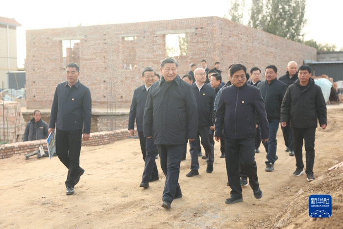11月10日，中共中央總書記、國(guó)家主席、中央軍委主席習(xí)近平在北京、河北考察災(zāi)后恢復(fù)重建工作。這是10日下午，習(xí)近平在河北保定涿州市刁窩鎮(zhèn)萬全莊村房屋重建施工現(xiàn)場(chǎng)考察。新華社記者 鞠鵬 攝