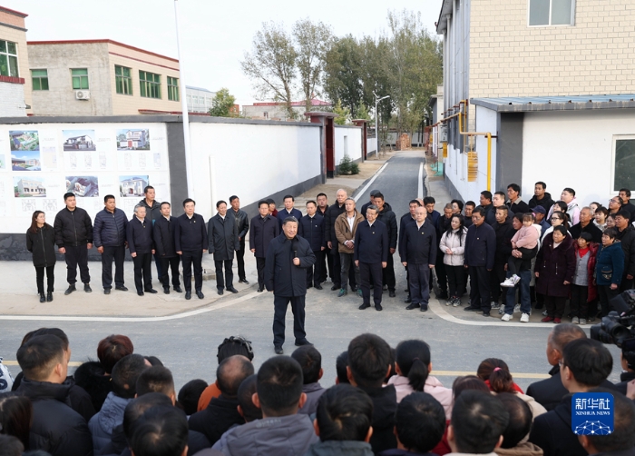 11月10日，中共中央總書記、國(guó)家主席、中央軍委主席習(xí)近平在北京、河北考察災(zāi)后恢復(fù)重建工作。這是10日下午，習(xí)近平在河北保定涿州市刁窩鎮(zhèn)萬全莊村考察時(shí)，同村民們親切交流。新華社記者 丁海濤 攝