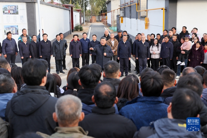 11月10日，中共中央總書記、國(guó)家主席、中央軍委主席習(xí)近平在北京、河北考察災(zāi)后恢復(fù)重建工作。這是10日下午，習(xí)近平在河北保定涿州市刁窩鎮(zhèn)萬全莊村考察時(shí)，同村民們親切交流。新華社發(fā)（盛佳鵬攝）
