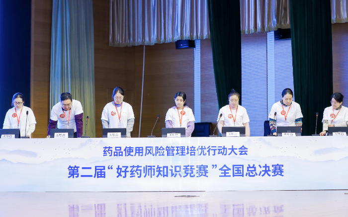 圖為決賽第三輪搶答環(huán)節(jié)，藥店組選手聽題準(zhǔn)備搶答。