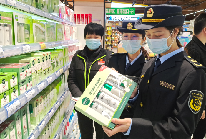 圖為11月22日，該局執(zhí)法人員在一家化妝品專賣店檢查產(chǎn)品標(biāo)簽。