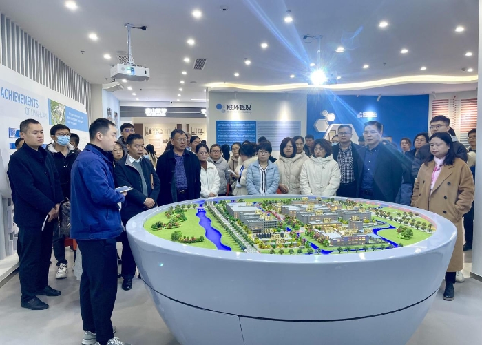 圖為參訓人員在江蘇省制藥企業(yè)實地參觀學習。樊兆虎 攝