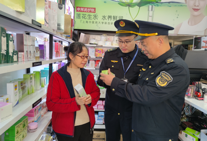 圖為11月29日，該局執(zhí)法人員在一家化妝品專賣店檢查產(chǎn)品標(biāo)簽。