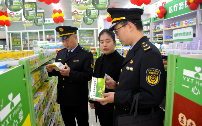 圖為11月29日，該局執(zhí)法人員在一家藥店檢查兒童藥品質量。
