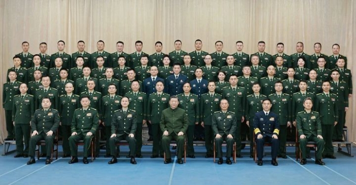 11月29日，中共中央總書記、國家主席、中央軍委主席習近平到武警海警總隊東海海區(qū)指揮部視察。這是習近平親切接見東海海區(qū)指揮部有關(guān)同志，同大家合影留念。新華社記者 李剛 攝