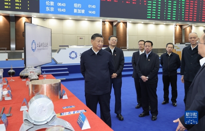 11月28日至12月2日，中共中央總書記、國家主席、中央軍委主席習(xí)近平在上?？疾?。這是11月28日下午，習(xí)近平在上海期貨交易所考察。新華社記者 王曄 攝1