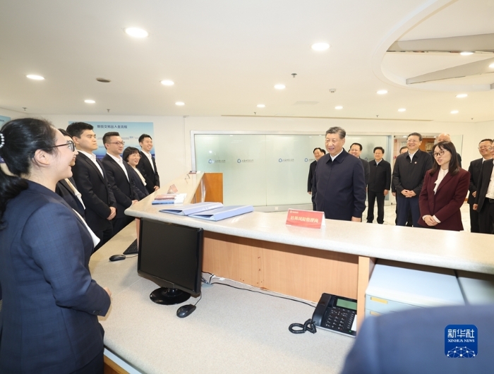 11月28日至12月2日，中共中央總書記、國家主席、中央軍委主席習(xí)近平在上?？疾?。這是11月28日下午，習(xí)近平在上海期貨交易所考察。新華社記者 王曄 攝2