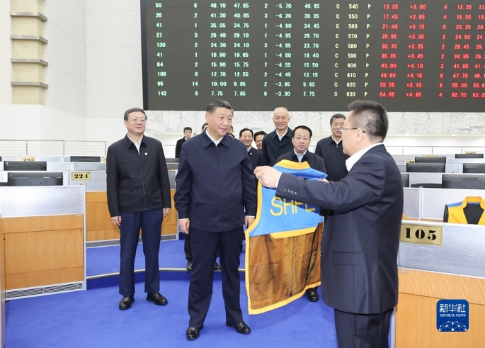 11月28日至12月2日，中共中央總書記、國家主席、中央軍委主席習(xí)近平在上海考察。這是11月28日下午，習(xí)近平在上海期貨交易所考察。新華社記者 王曄 攝4