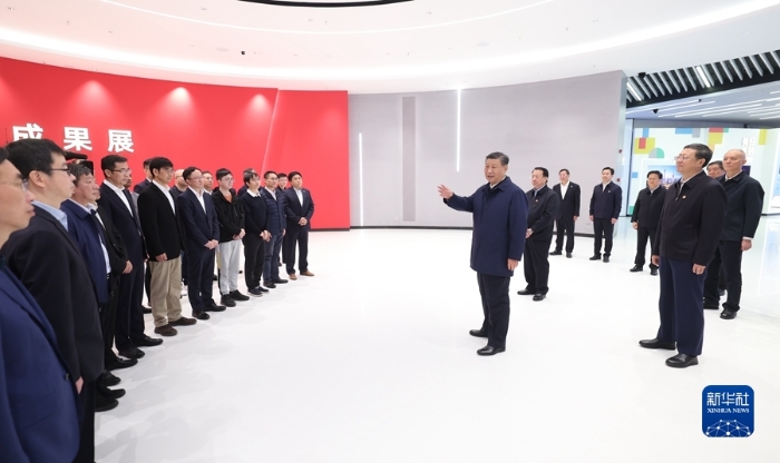 11月28日至12月2日，中共中央總書記、國家主席、中央軍委主席習(xí)近平在上海考察。這是11月28日下午，習(xí)近平在浦東新區(qū)張江科學(xué)城參觀上?？萍紕?chuàng)新成果展時，同科研人員代表親切交流。新華社記者 鞠鵬 攝