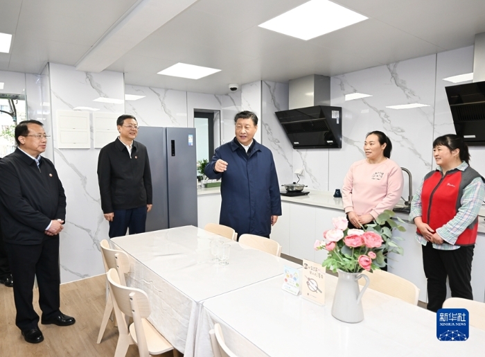 11月28日至12月2日，中共中央總書記、國家主席、中央軍委主席習(xí)近平在上?？疾?。這是11月29日下午，習(xí)近平在閔行區(qū)新時代城市建設(shè)者管理者之家公共廚房考察。新華社記者 謝環(huán)馳 攝