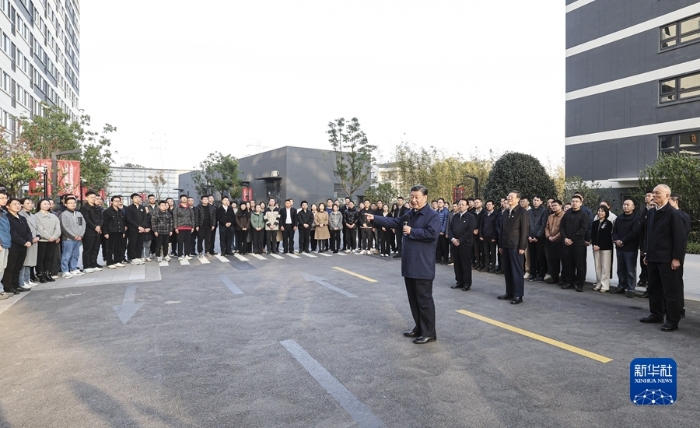 11月28日至12月2日，中共中央總書記、國家主席、中央軍委主席習(xí)近平在上?？疾?。這是11月29日下午，習(xí)近平在閔行區(qū)新時代城市建設(shè)者管理者之家，同社區(qū)居民親切交流。新華社記者 王曄 攝