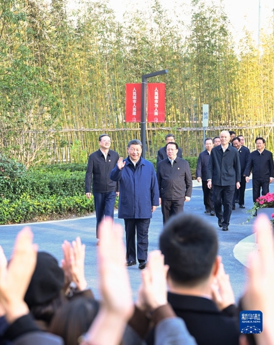 11月28日至12月2日，中共中央總書記、國家主席、中央軍委主席習(xí)近平在上?？疾臁＿@是11月29日下午，習(xí)近平在閔行區(qū)新時代城市建設(shè)者管理者之家，向社區(qū)居民揮手致意。新華社記者 申宏 攝