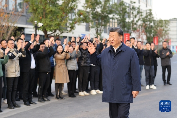 11月28日至12月2日，中共中央總書記、國家主席、中央軍委主席習(xí)近平在上海考察。這是11月29日下午，習(xí)近平在閔行區(qū)新時代城市建設(shè)者管理者之家，向社區(qū)居民揮手致意。新華社記者 王曄 攝