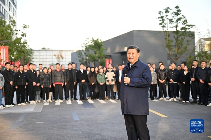 11月28日至12月2日，中共中央總書記、國家主席、中央軍委主席習(xí)近平在上?？疾臁＿@是11月29日下午，習(xí)近平在閔行區(qū)新時代城市建設(shè)者管理者之家，同社區(qū)居民親切交流。新華社記者 謝環(huán)馳 攝2