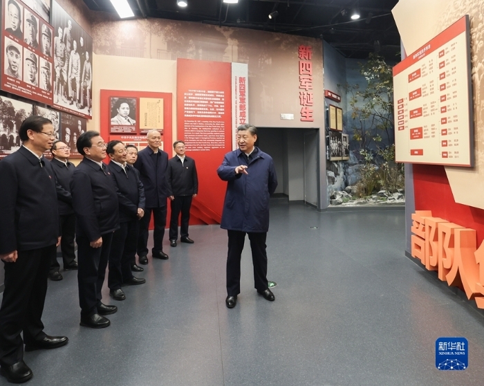 12月3日，中共中央總書記、國家主席、中央軍委主席習(xí)近平在上?？疾旖Y(jié)束返京途中，來到江蘇省鹽城市參觀新四軍紀念館。新華社記者 王曄 攝