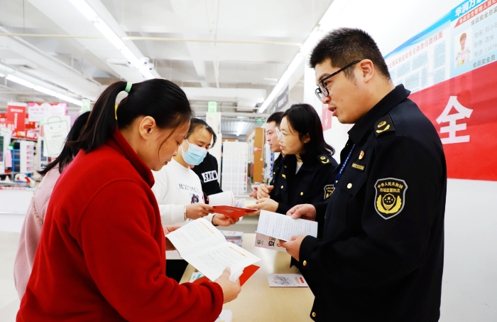 圖為工作人員現(xiàn)場(chǎng)解答藥品安全相關(guān)問(wèn)題。