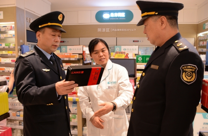圖為12月5日，執(zhí)法人員在一家藥品經(jīng)營企業(yè)檢查補益藥