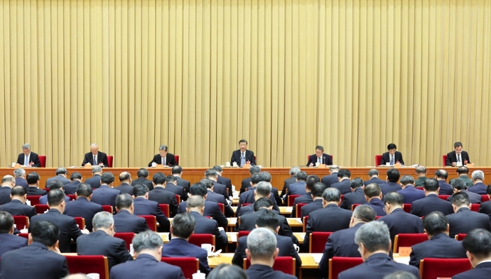 12月11日至12日，中央經(jīng)濟(jì)工作會議在北京舉行。中共中央總書記、國家主席、中央軍委主席習(xí)近平出席會議并發(fā)表重要講話。李強(qiáng)、趙樂際、王滬寧、蔡奇、丁薛祥、李希出席會議。新華社記者 姚大偉 攝