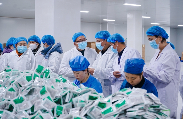 圖為社區(qū)群眾代表、藥品從業(yè)人員在甘肅河西制藥有限責(zé)任公司參觀藥品包裝環(huán)節(jié)。