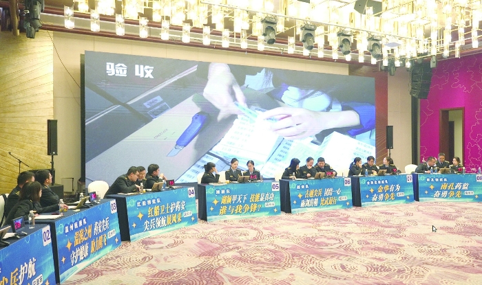 圖①為今年11月15日，浙江省職業(yè)檢查“尖兵領航”藥品流通檢查技能比武在嘉興舉行。圖為技能比武現(xiàn)場。