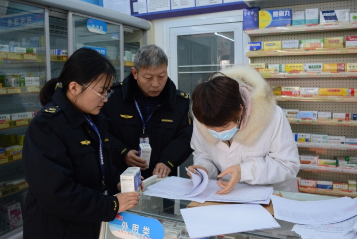 圖為執(zhí)法人員正在一家藥品零售企業(yè)檢查右美沙芬口服單方制劑的銷(xiāo)售情況。