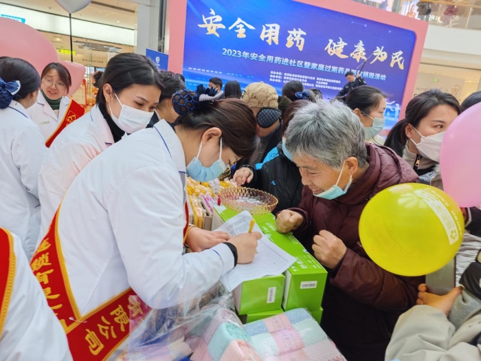 圖為定點(diǎn)回收單位工作人員在登記群眾交納的家庭過(guò)期藥品。（單曉彤 攝）