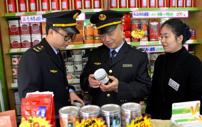 圖為1月8日，該局馬鞍街道市場(chǎng)監(jiān)管所執(zhí)法人員在一家藥店檢查中藥飲片質(zhì)量。
