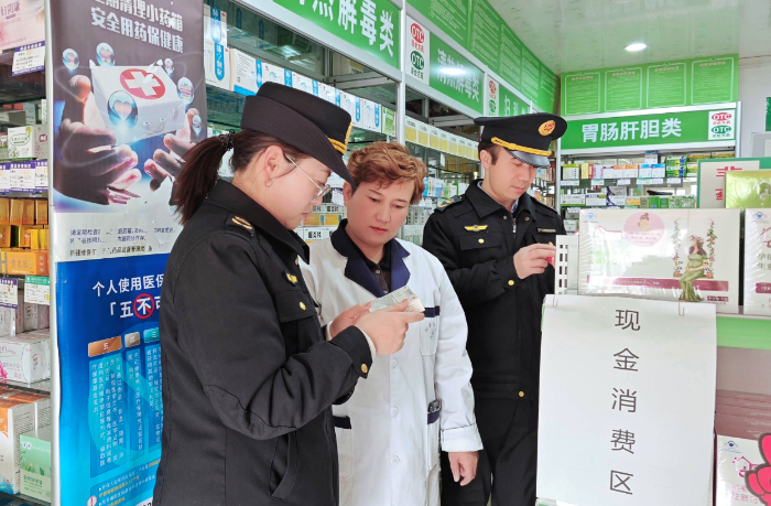 圖為該局執(zhí)法人員在一家藥店檢查。