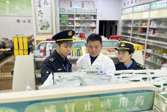 圖為該局執(zhí)法人員在一家藥店內(nèi)檢查感冒用藥。