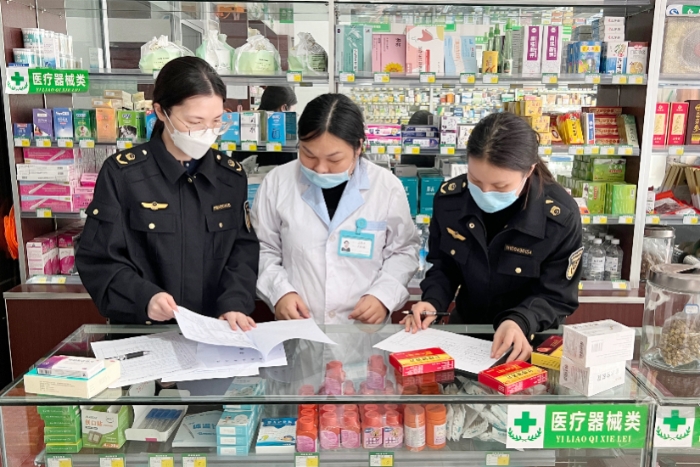 圖為該局監(jiān)管人員在一家藥店檢查藥品、醫(yī)療器械進(jìn)銷(xiāo)存數(shù)據(jù)及票據(jù)情況。