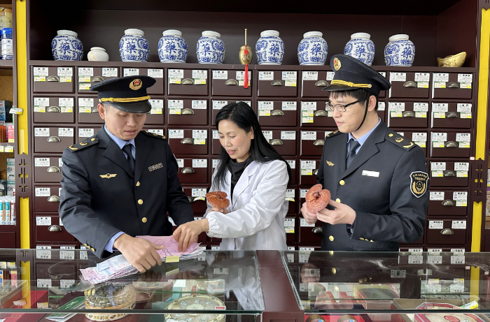 圖為該局監(jiān)管人員在一家藥品零售企業(yè)檢查滋補(bǔ)類中藥飲片進(jìn)貨臺(tái)帳及儲(chǔ)存情況。