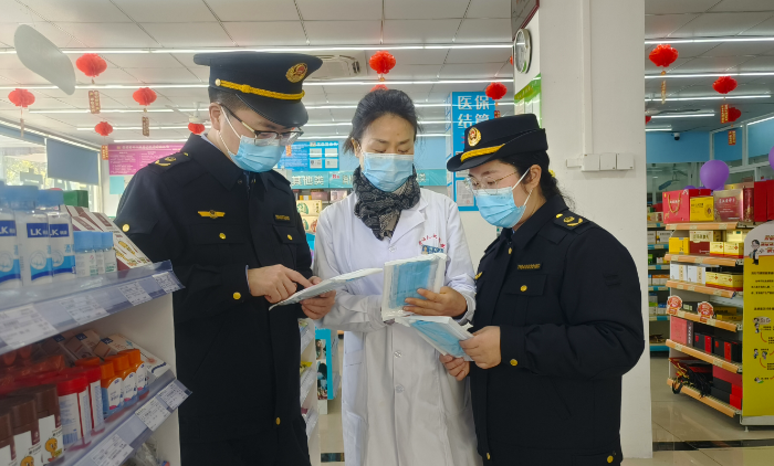 圖為該局執(zhí)法人員在一家藥店對(duì)醫(yī)療器械用品開展檢查。
