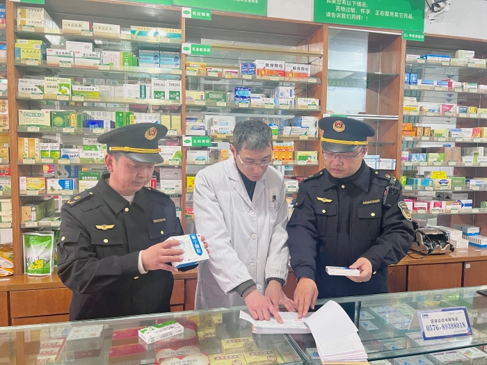 圖為該局執(zhí)法人員在一家農(nóng)村藥店核查藥品購進(jìn)票據(jù)和庫存等情況。