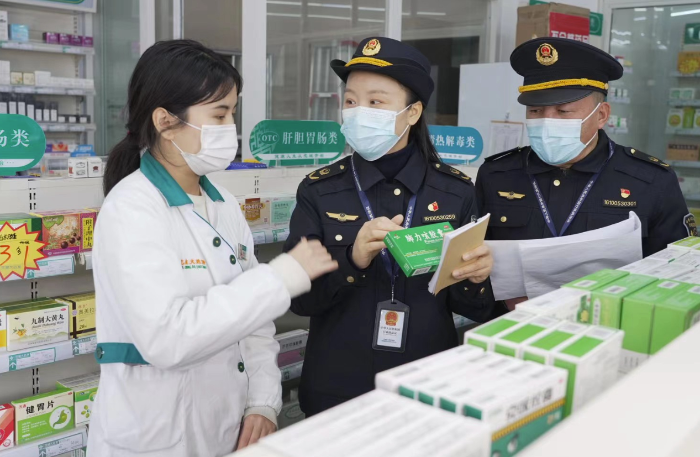 圖為1月28日，該局監(jiān)管人員在一家藥店檢查處方藥銷售臺(tái)賬。