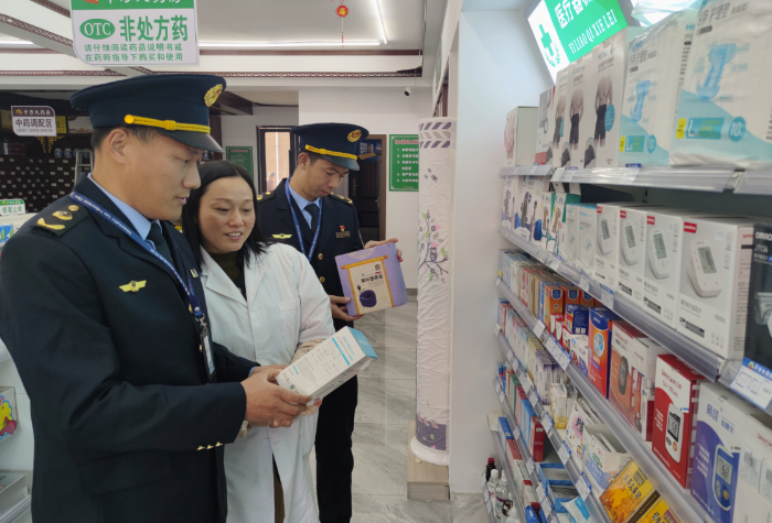 圖為1月29日，該局執(zhí)法人員在一家醫(yī)療器械經營企業(yè)檢查電子血壓計質量。
