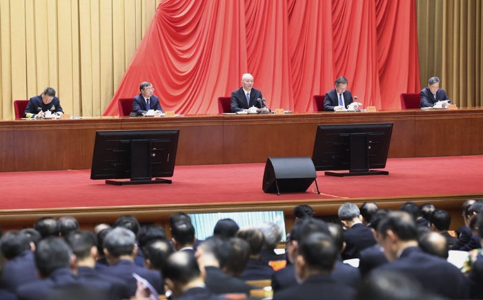 2月4日，學(xué)習(xí)貫徹習(xí)近平新時(shí)代中國(guó)特色社會(huì)主義思想主題教育總結(jié)會(huì)議在北京召開(kāi)。中共中央政治局常委、中央學(xué)習(xí)貫徹習(xí)近平新時(shí)代中國(guó)特色社會(huì)主義思想主題教育領(lǐng)導(dǎo)小組組長(zhǎng)蔡奇出席會(huì)議并講話。新華社記者 龐興雷 攝