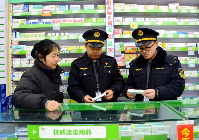 圖為執(zhí)法人員在一家藥店檢查。