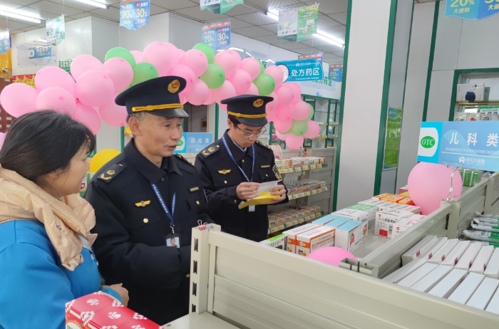 圖為執(zhí)法人員在零售藥店檢查兒童藥品。
