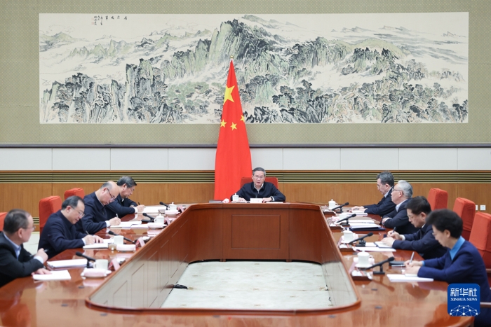 2月26日下午，國(guó)務(wù)院以“建立健全公平競(jìng)爭(zhēng)制度，加快完善全國(guó)統(tǒng)一大市場(chǎng)基礎(chǔ)制度規(guī)則”為主題，進(jìn)行第六次專(zhuān)題學(xué)習(xí)。國(guó)務(wù)院總理李強(qiáng)主持學(xué)習(xí)。新華社記者 劉彬 攝