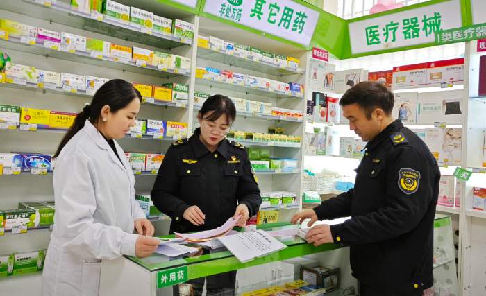 圖為該局執(zhí)法人員在一家藥店檢查網(wǎng)絡藥品銷售相關(guān)備案資料。