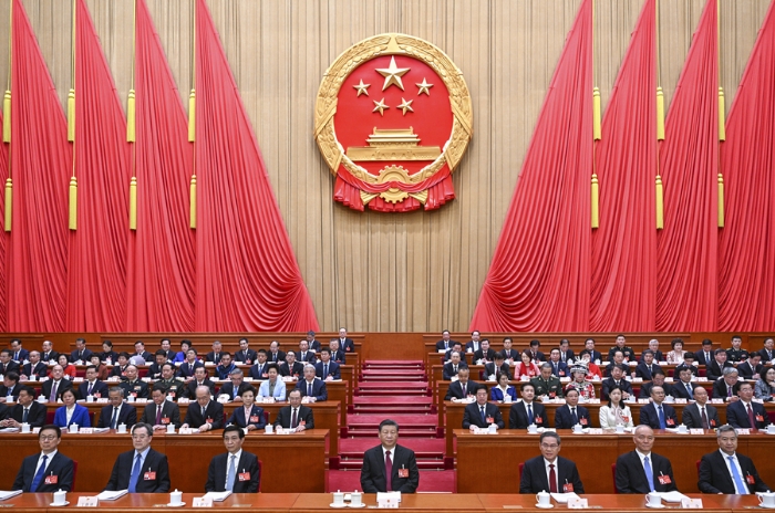 3月5日，第十四屆全國(guó)人民代表大會(huì)第二次會(huì)議在北京人民大會(huì)堂開幕。黨和國(guó)家領(lǐng)導(dǎo)人習(xí)近平、李強(qiáng)、王滬寧、蔡奇、丁薛祥、李希、韓正等出席大會(huì)。新華社記者 李學(xué)仁 攝