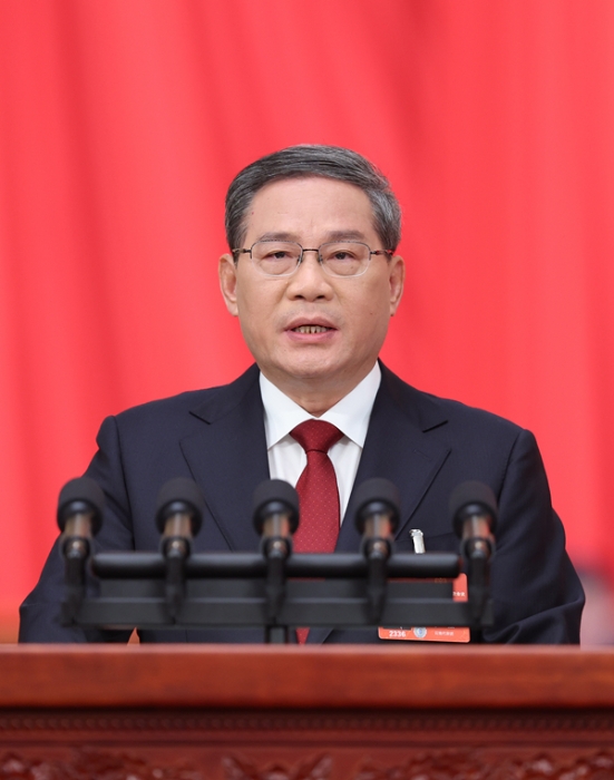 3月5日，第十四屆全國(guó)人民代表大會(huì)第二次會(huì)議在北京人民大會(huì)堂開幕。國(guó)務(wù)院總理李強(qiáng)作政府工作報(bào)告。?新華社記者 姚大偉 攝