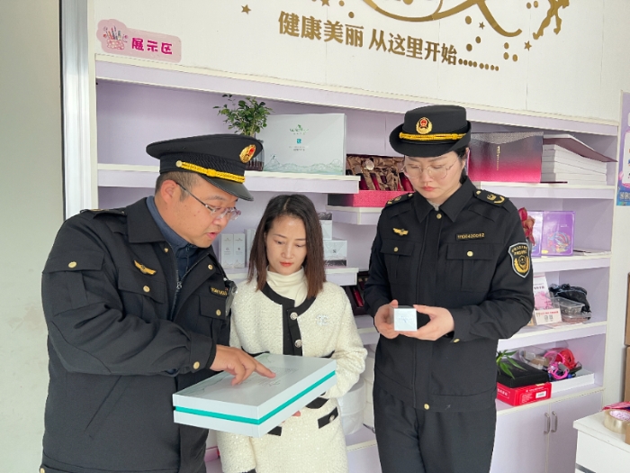 圖為該局執(zhí)法人員在一家化妝品專賣店檢查化妝品外包裝標(biāo)簽是否符合規(guī)定。