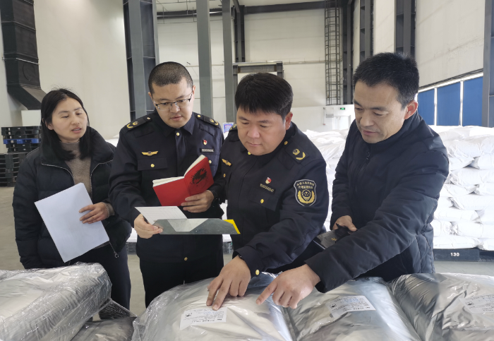 圖為該局執(zhí)法人員在一家藥品生產(chǎn)企業(yè)檢查藥品原料質(zhì)量。
